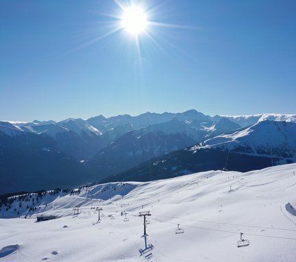 Bergpanorama über das Skigebiet Schlossalm mit dem Weitmoserlift