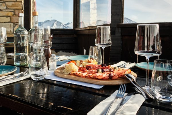 {image  .alternative}