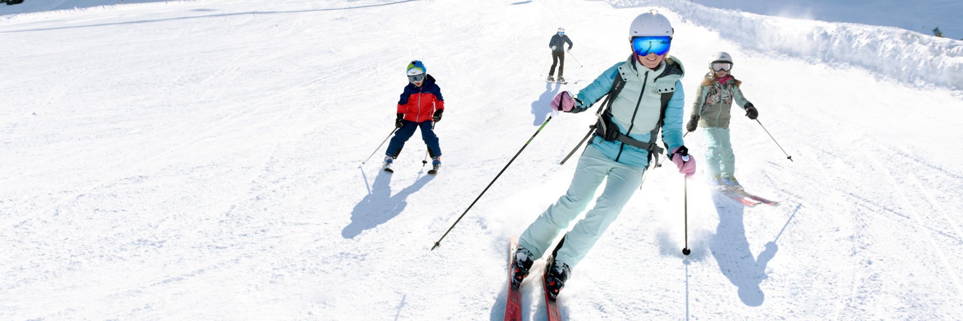 Familie auf der Skipiste in Skigastein