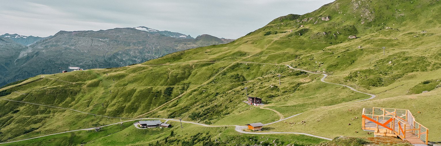 Dieses Bild zeigt eine Aussichtsplattform auf der Schlossalm
