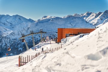 Dieses Bild zeigt die Bergstation und das Panorama am Stuberkogel im Winter