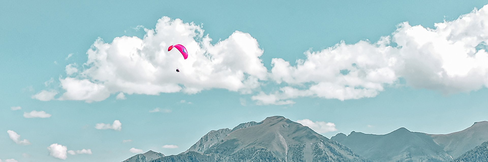 Dieses Bild zeigt einen Paragleiter, der über Gastein fliegt