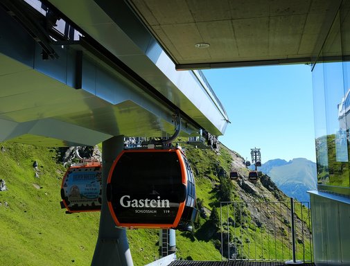Tickets & cable cars Dieses Bild zeigt die Bergstation auf der Schlossalm von innen. Eine Gondel fährt gerade hinein.