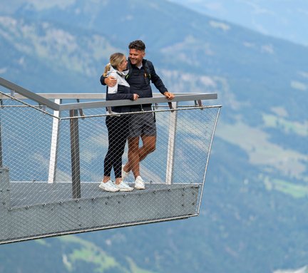 Pärchen auf der Aussichtsplattform Talblick am Stubnerkogel im Sommer