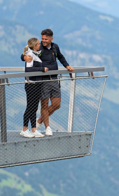 Pärchenzeit auf der Aussichtsplattform Talblick am Stubnerkogel Pärchen auf der Aussichtsplattform Talblick am Stubnerkogel im Sommer
