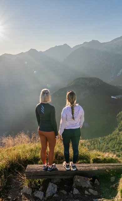 Dieses Bild zeigt zwei Damen, die das beeindruckende Bergpanorama auf dem Graukogel erleben