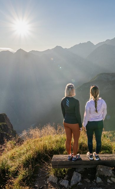 Dieses Bild zeigt zwei Damen, die das beeindruckende Bergpanorama auf dem Graukogel erleben