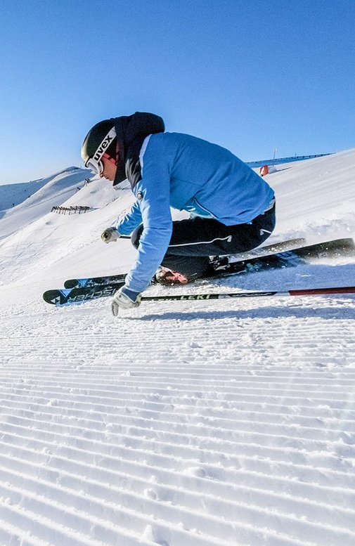 Skiing and snowboarding Skifahrer auf der Piste in Dorfgastein