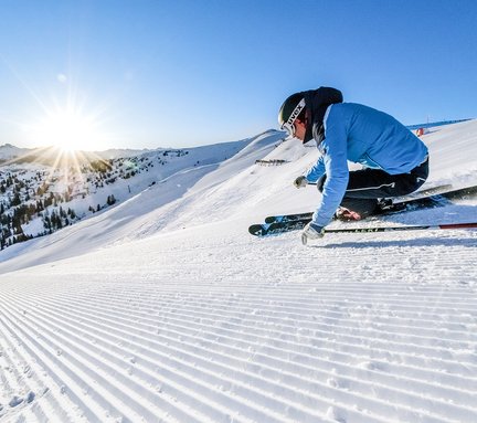 Skifahrer auf der Piste in Dorfgastein