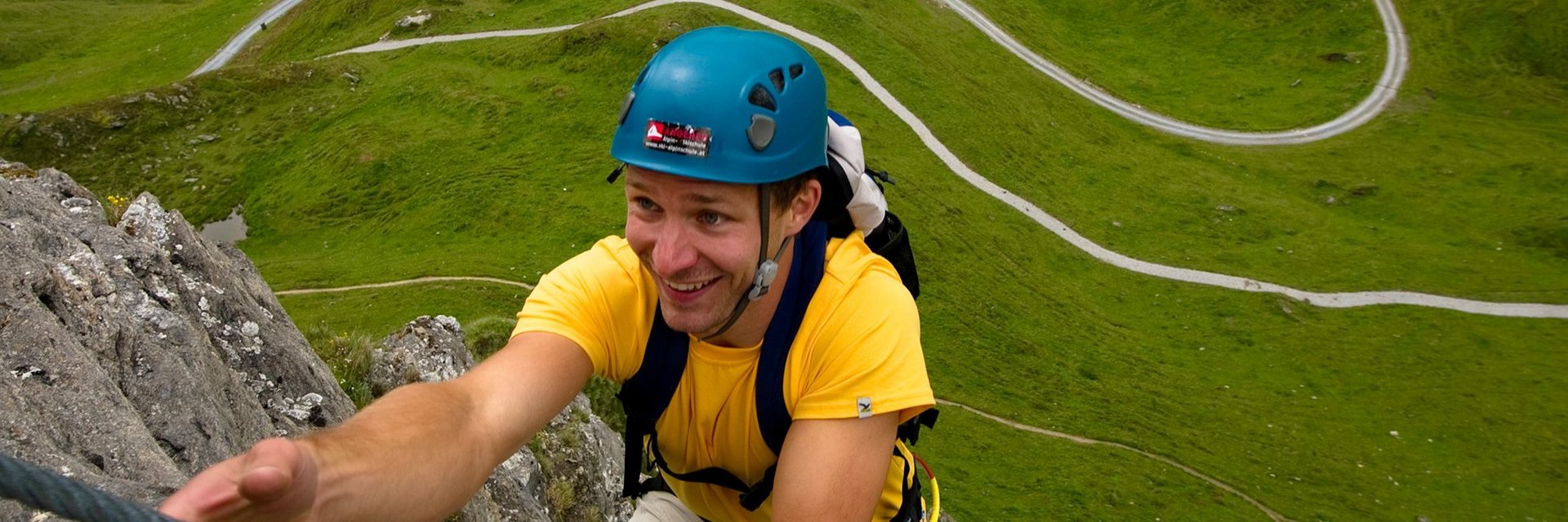 Dieses Bild zeigt einen Mann der auf einem Klettersteig auf der kleinen Scharte klettert