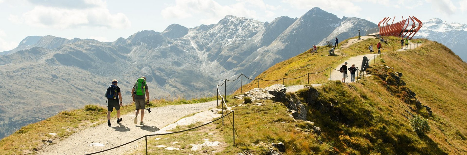 Dieses Bild zeigt Wanderer, die zu der Aussichtsplattform Glocknerblick am Stubnerkogel wandern