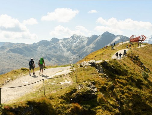 Groups Dieses Bild zeigt Wanderer, die zu der Aussichtsplattform Glocknerblick am Stubnerkogel wandern