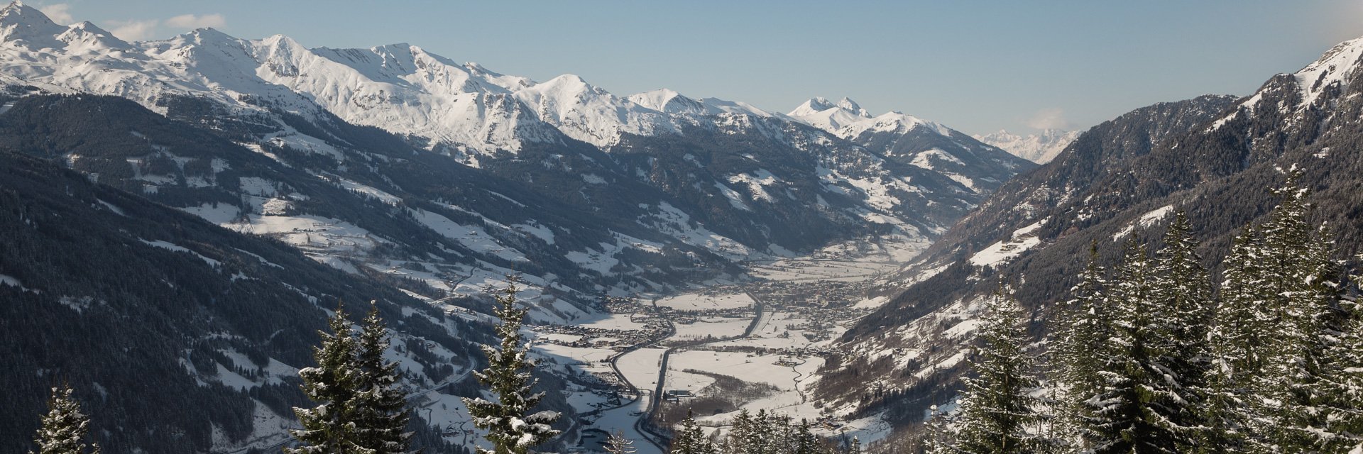 Blick vom Graukogel ins verschneite Gasteinertal