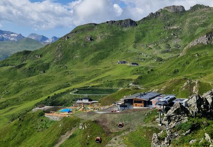 Dieses Bild zeigt das Bergrestaurant Hirsch &Maus auf der Schlossalm