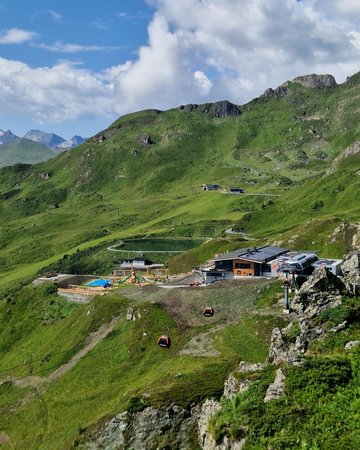 Dieses Bild zeigt das Bergrestaurant Hirsch &Maus auf der Schlossalm