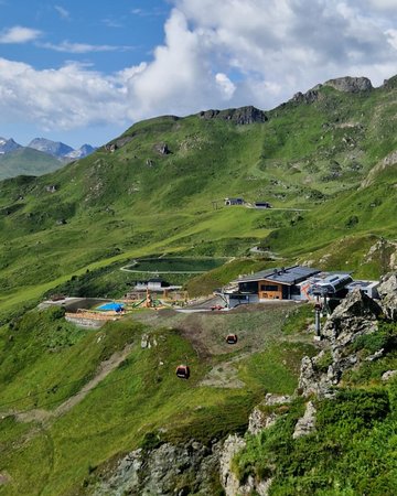 Dieses Bild zeigt das Bergrestaurant Hirsch &Maus auf der Schlossalm
