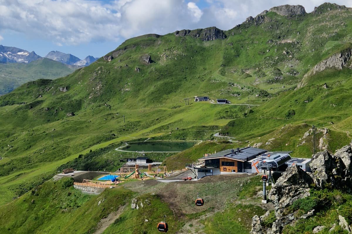 Dieses Bild zeigt das Bergrestaurant Hirsch &Maus auf der Schlossalm