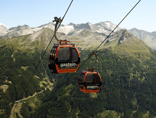 Reduzierung des CO2-Ausstoßes Dieses Bild zeigt zwei Gondeln der Stubnerkogelbahn mit einem sommerlichen Bergpanorama im Hintergrund