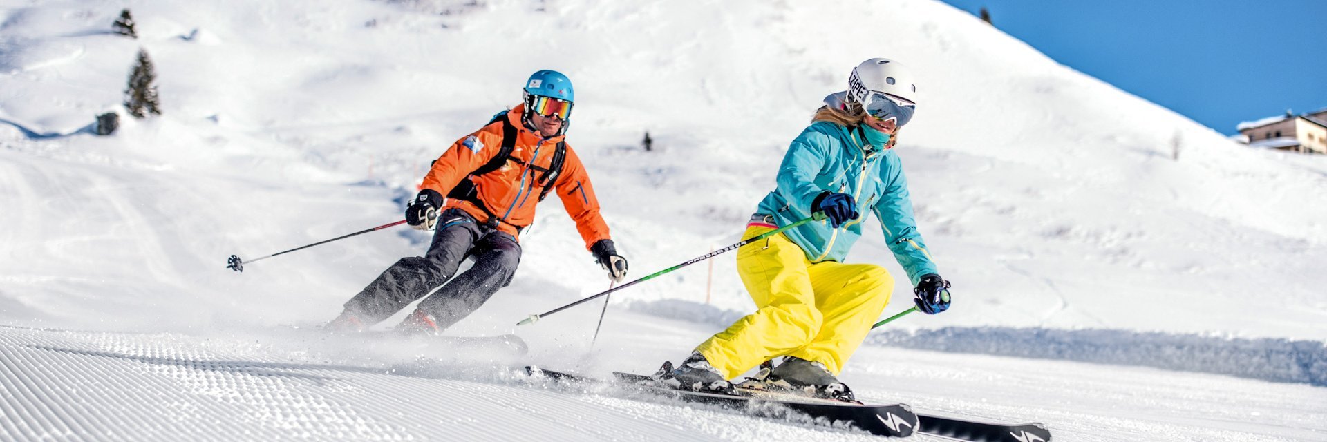 Zwei Skifahrer auf der Piste in Skigastein
