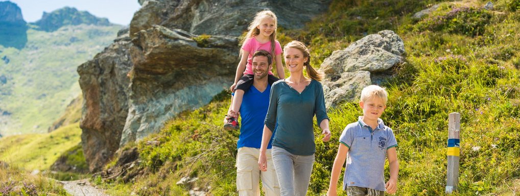 Almorama Card & Family Bonus Eine Familie mit Kindern wandert im Sommer in Gastein