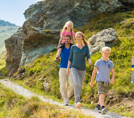 Eine Familie mit Kindern wandert im Sommer in Gastein