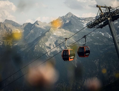 Dieses Bild zeigt zwei Gondeln und eine Stütze der Stubnerkogelbahn am Abend