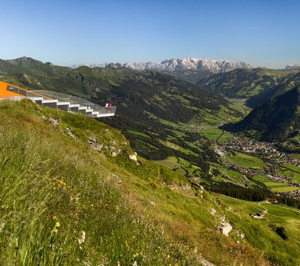 Die Aussichtsplattform Talblick am Stubnerkogel im Sommer