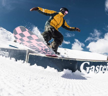 Dieses Bild zeigt einen Snowboarder, der über eine Rampe im Snowpark am Stubnerkogel fährt