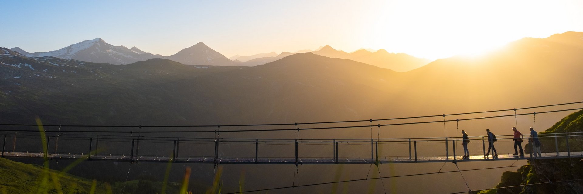 Dieses Bild zeigt die Hängebrücke auf dem Stubnerkogel. Im Hintergrund geht die Sonne unter
