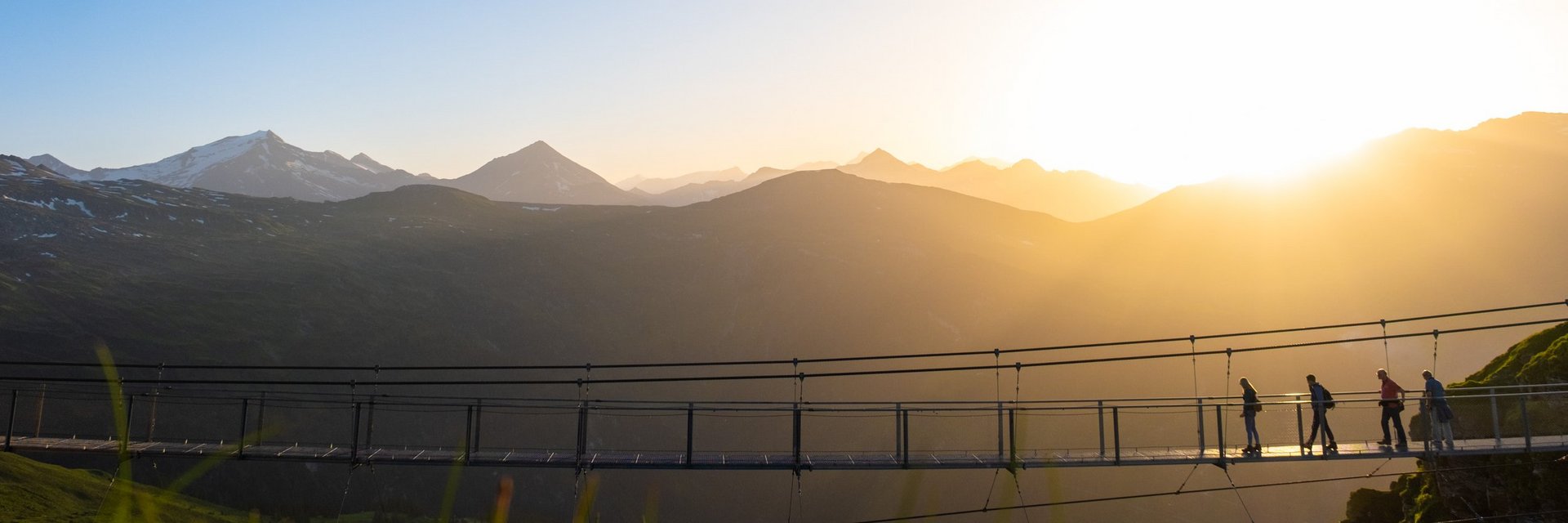 Dieses Bild zeigt die Hängebrücke auf dem Stubnerkogel. Im Hintergrund geht die Sonne unter