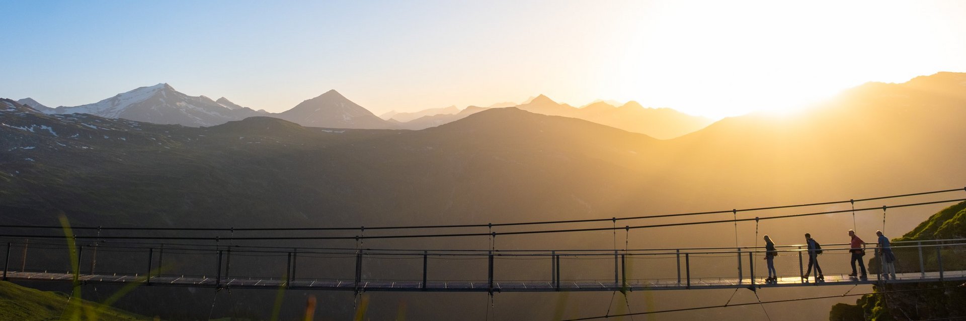 Dieses Bild zeigt die Hängebrücke auf dem Stubnerkogel. Im Hintergrund geht die Sonne unter