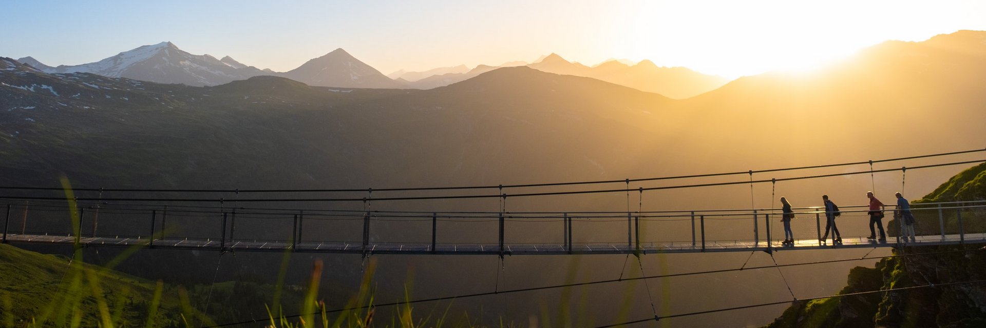 Dieses Bild zeigt die Hängebrücke auf dem Stubnerkogel. Im Hintergrund geht die Sonne unter