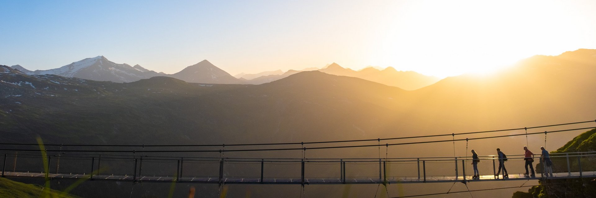 Dieses Bild zeigt die Hängebrücke auf dem Stubnerkogel. Im Hintergrund geht die Sonne unter
