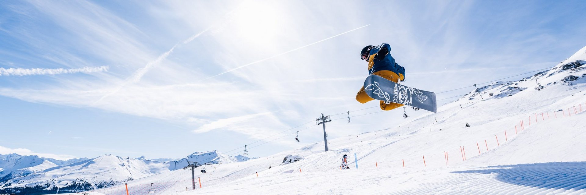 Dieses Bild zeigt einen Snowboarder, der einen Stunt im Snowpark am Stubnerkogel macht