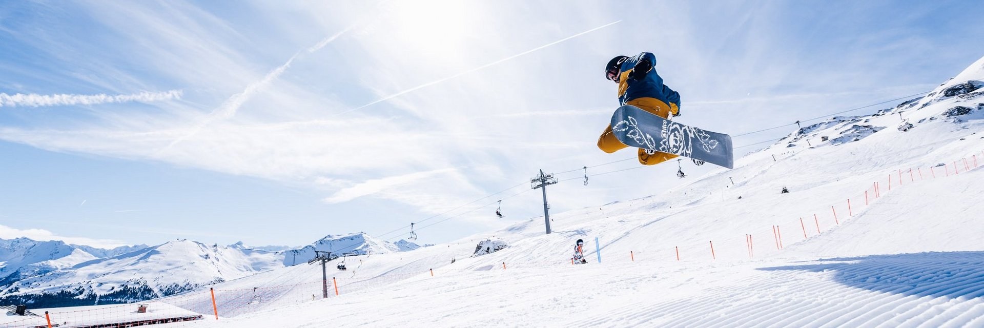 Dieses Bild zeigt einen Snowboarder, der einen Stunt im Snowpark am Stubnerkogel macht