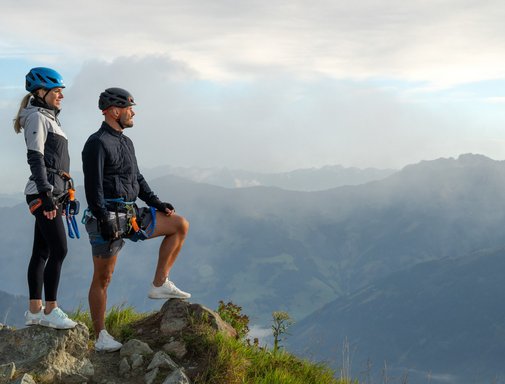Saisonkarten Dieses Bild zeigt ein Pärchen, dass einen Klettersteig auf der Schlossalm absolviert hat und nun die Aussicht genießt